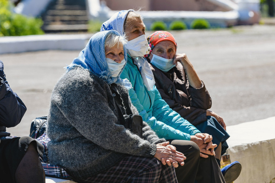  © UNICEF/Artem Getman Elderly women sit on a wall in Hranitne, eastern Ukraine's frontline community.