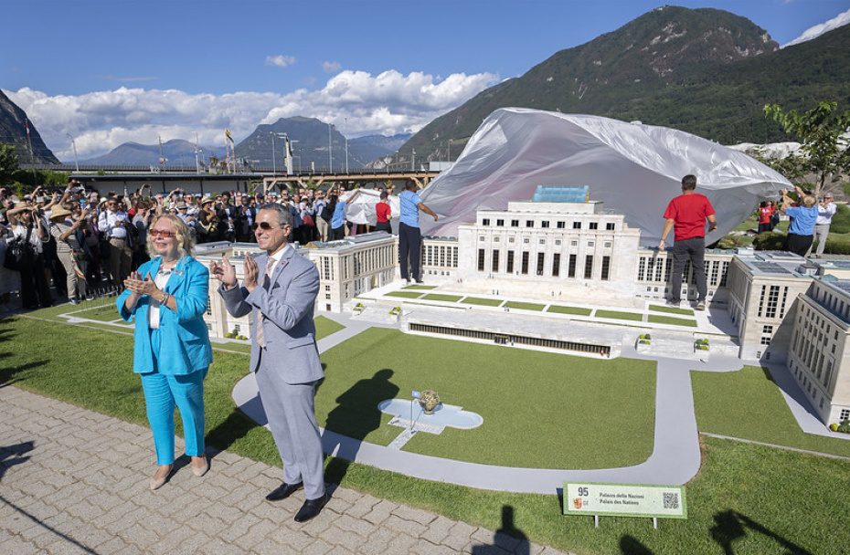La Directrice générale de l'ONU Genève Tatiana Valovaya et le Président de la Suisse, Ignazio Cassis, devant la maquette du Palais des Nations inaugurée le 10 septembre 2022 au parc Swissminiatur
