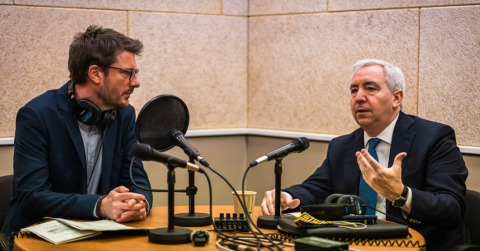 Alexandre Carette interviewant Federic Villegas, Président du Conseil des droits de l'homme