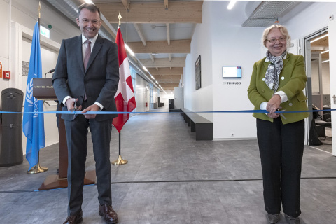 L'ambassadeur suisse Jürg Lauber et la Directrice générale de l'ONU Genève, Tatiana Valovaya, inaugurant les nouvelles salles de conférence Tempus en 2021.
