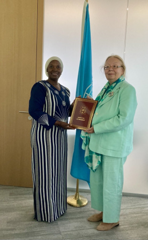 L'ambassadrice Sabine Bakyono Kanzie et la directrice générale Tatiana Valovaya