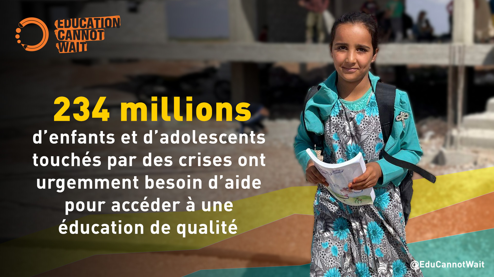 Une fille, en allant à l'école. Le coté gauche montre le texte: "234 millions d'enfants et s'adolescents touchés par des crises ont urgemment besoin d'aide pour accéder à une éducation de qualité".